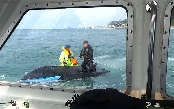 레저보트 전복 ... 구명조끼 착용 2명 해경에 구조