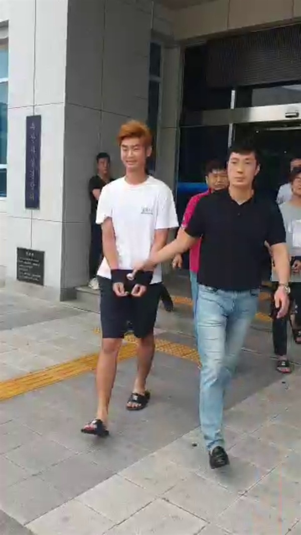 김무성 사무실 기습한 대학생들, 영도경찰서로 이송