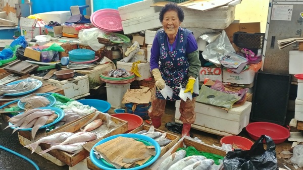 환한 미소가 아름다운 생선가게 할머니