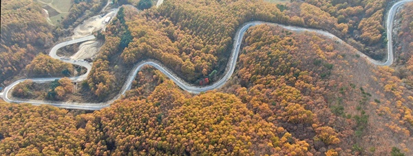 [사진] 꼬불꼬불 남덕유산 빼재고개의 만추
