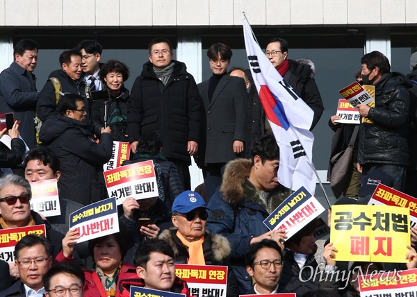 [오마이포토] '태극기부대'와 뒤섞인 황교안