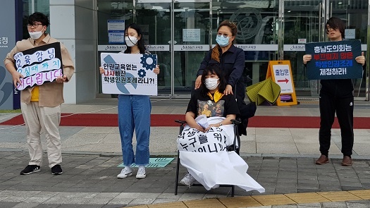 청소년단체 대표, 충남학생인권조례 수정 철회 촉구 삭발