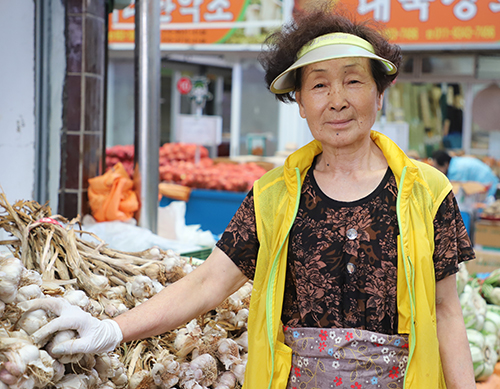시어머니 노점 앞 가게 인수한 며느리의 사연