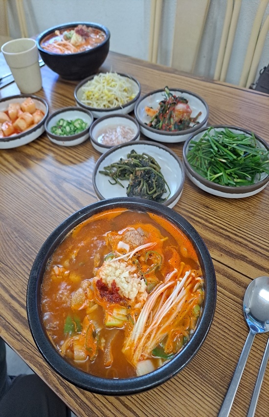 남원의 숨겨진 별미, 시장에서 빨간국밥 찾아보세요