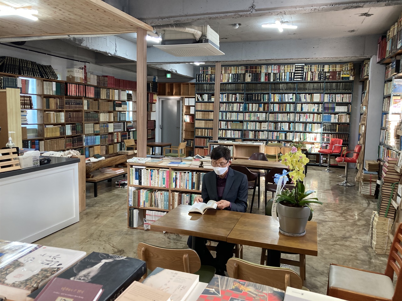 책방이 된 강변 모텔, 이런 사연이 있습니다