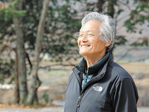 주민들이 되찾은 학교에서 배추 절이고 술 빚는 이유
