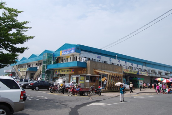 땡땡이 치고 주꾸미... 공무원들 쪼개앉기 회식 물의