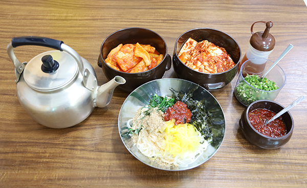 국수는 오로지 육수 맛... 남기지 말고 드셔요