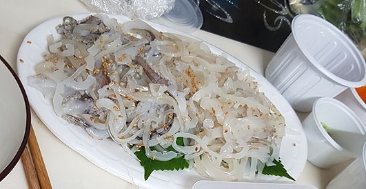 지금 맛있는 산 오징어 회, 이렇게 먹어야 합니다
