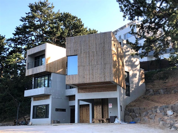 [남해] 우수 주택 4곳에 인증패 달았어요