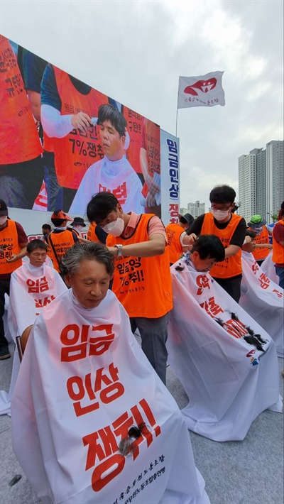 공무원노동자 임금 인상-감축 저지 투쟁 수위 높여