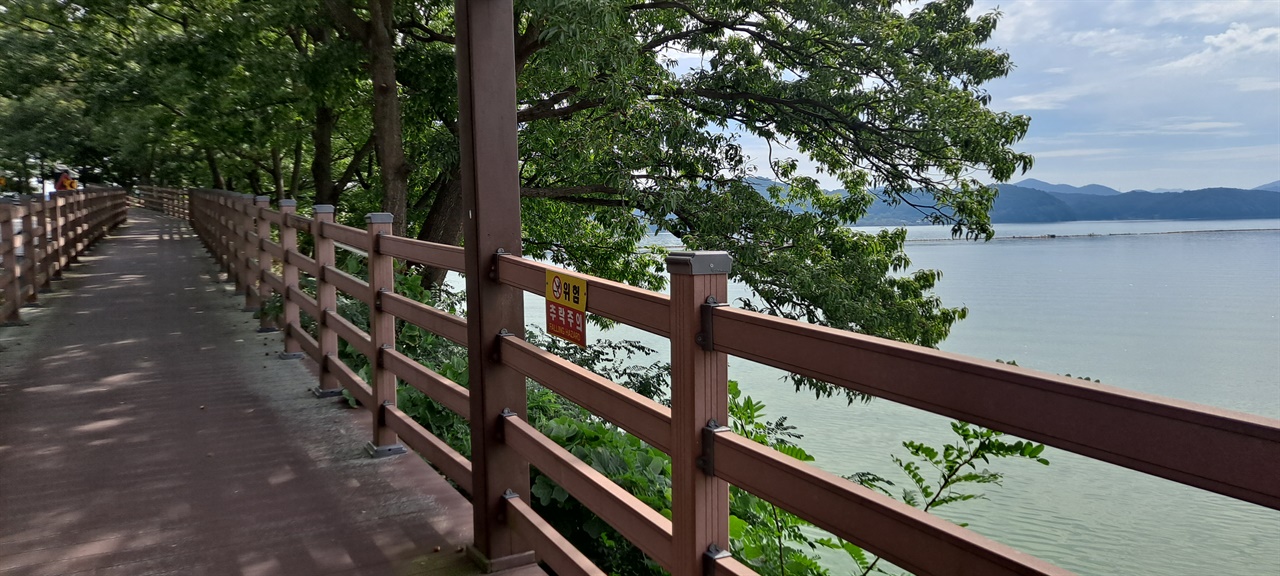예산군 예당저수지 산책길 데크 나사못 교체 예정