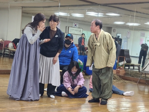 광기의 시대 슬픈 섬 제주의 비극적 이야기… 연극 비도