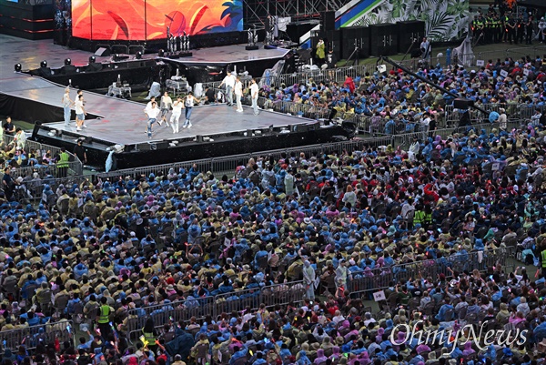 [오마이포토] K-팝 슈퍼라이브 콘서트 즐기는 스카우트 대원들