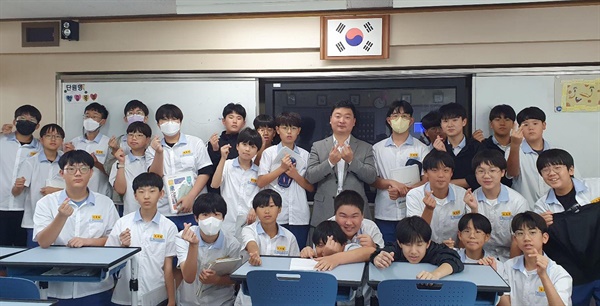 진해남중 여러 선배들이 직업특강 해주니 더 뿌듯하네요