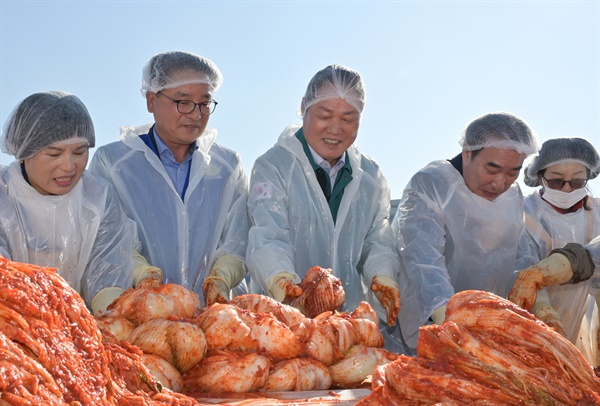 박완수 도지사 사랑의 김치 나눔 함께 ... 2500상자 담궈