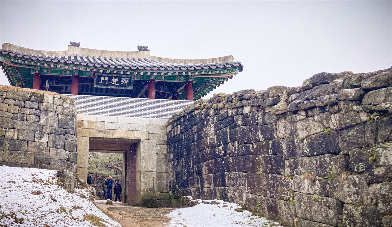 성벽에 파묻혀 있는 것 같은 문, 왜 이랬을까