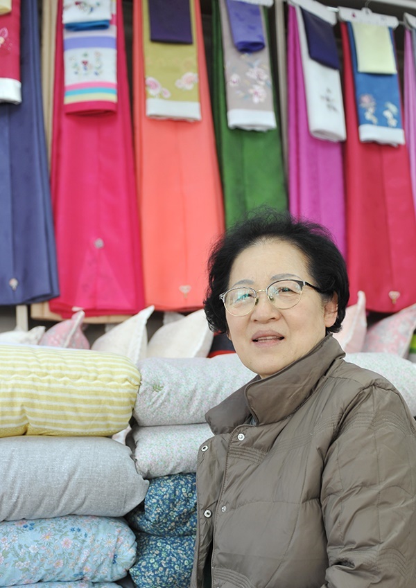 입으면 몸가짐도 바르게... 그게 한복의 장점