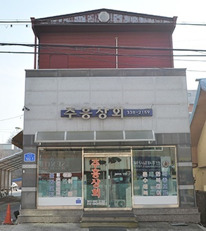 입으면 몸가짐도 바르게... 그게 한복의 장점