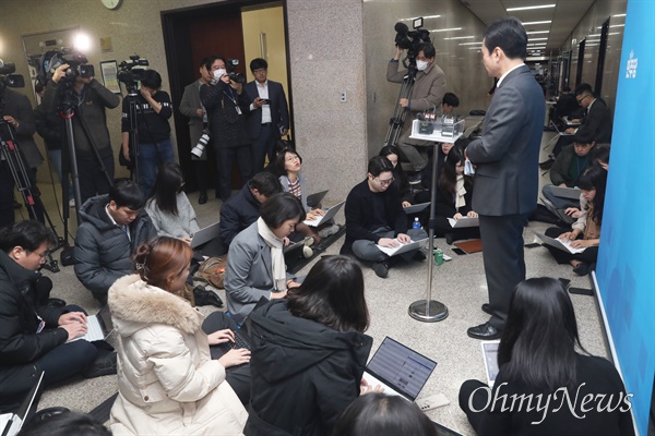 [오마이포토] 전략공관위 회의결과 브리핑하는 안규백