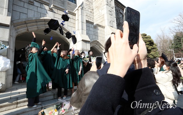 [오마이포토] 이화여대 졸업식, 떨림과 설렘 안고 세상 속으로