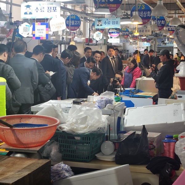 3주 만에 또 경남 찾은 윤 대통령... 삼천포 수산시장에서 상인 격려