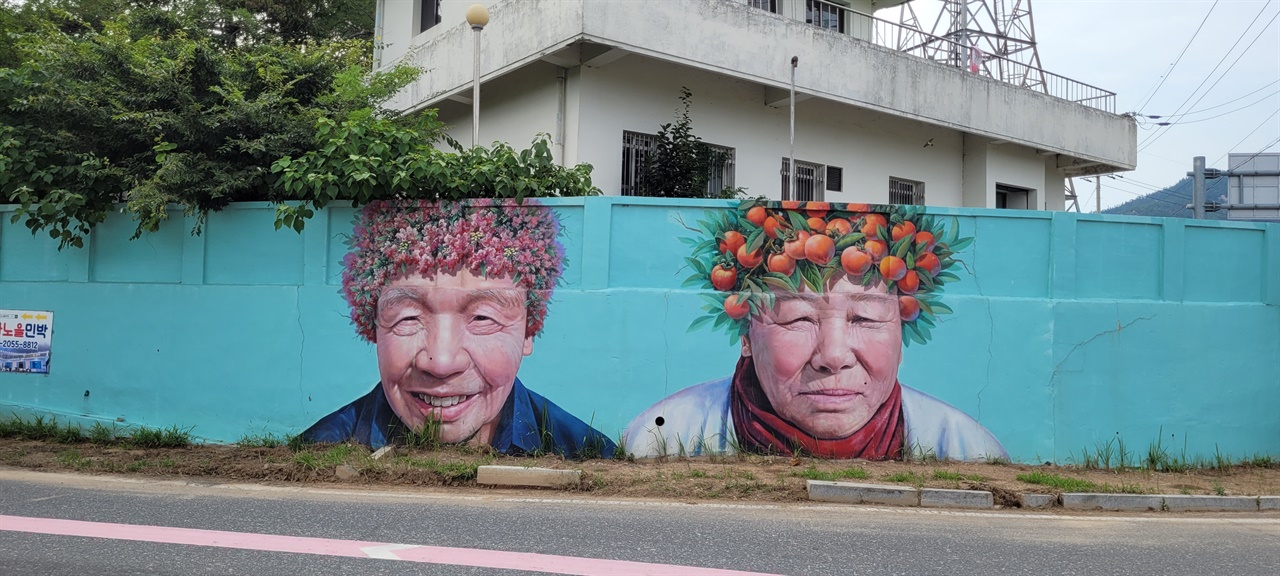 그 유명한 동백머리벽화 보셨나요? 섬 곳곳이 미술관