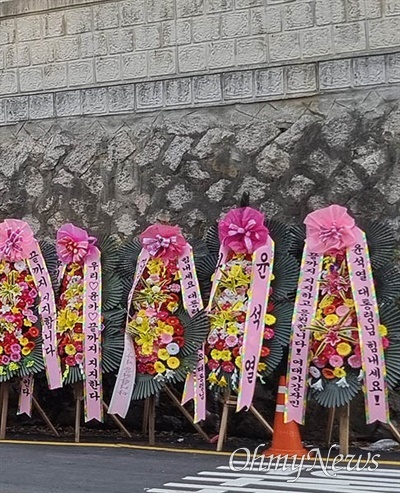 "그래도 나의 대통령은 윤석열" 이 시간 용산은 별세계