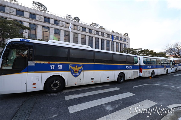 [오마이포토] 헌법재판소 담장 허문 곳에 세워진 경찰버스 차벽