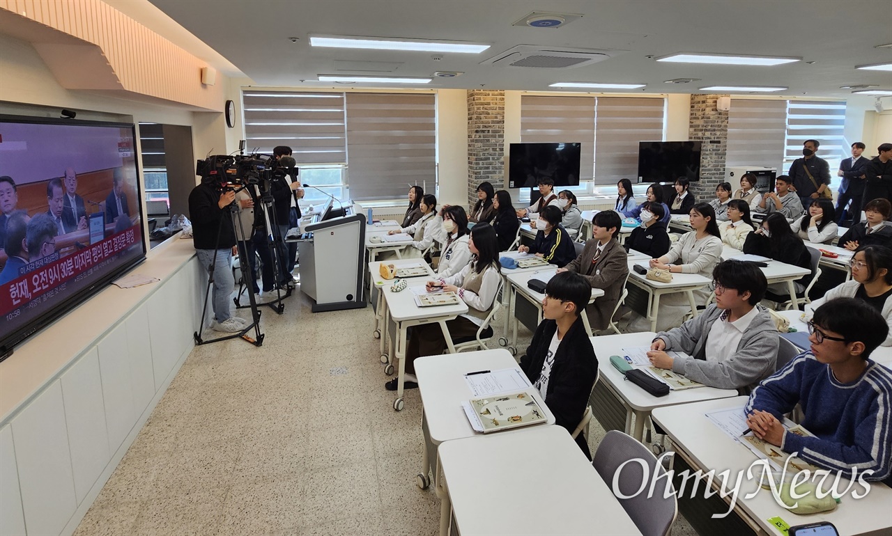 대통령 윤석열을 파면한다... 교실 환호성