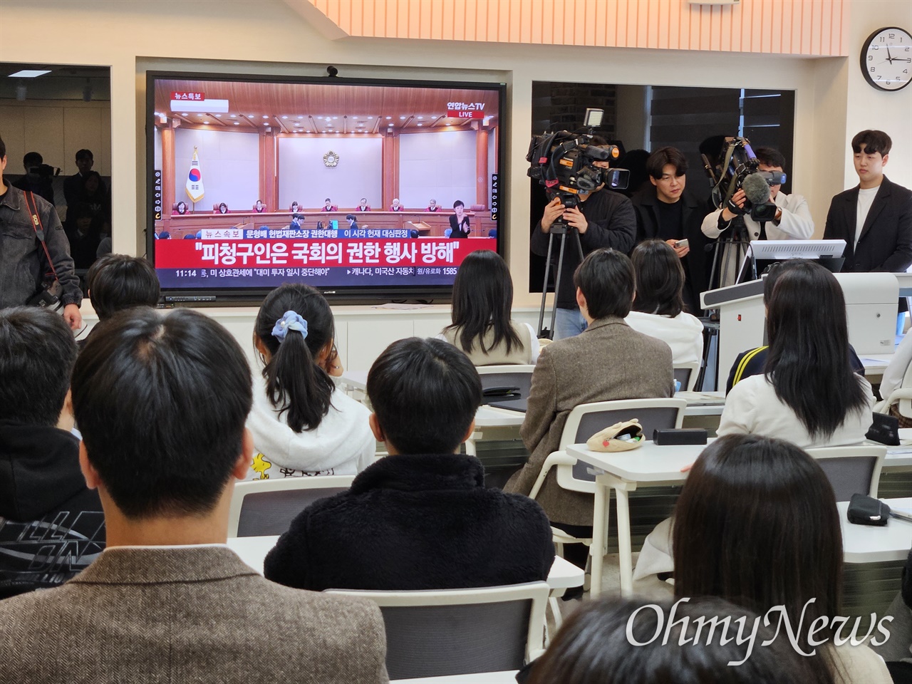 수업 시작 전 대선 질문 일절 금지... 학교서 벌어지는 촌극