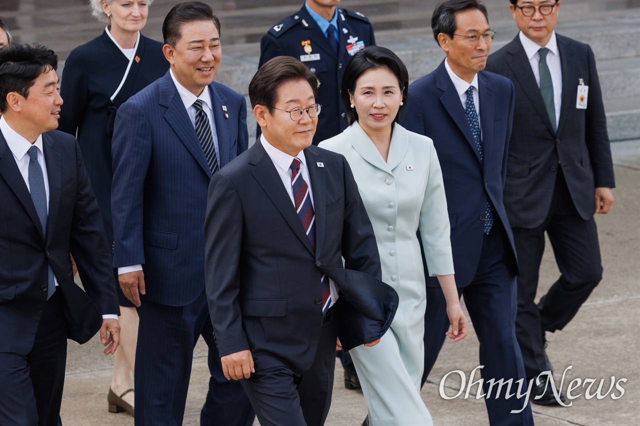 취임 12일 만에 외교무대 데뷔... 이 대통령 G7 참석차 출국