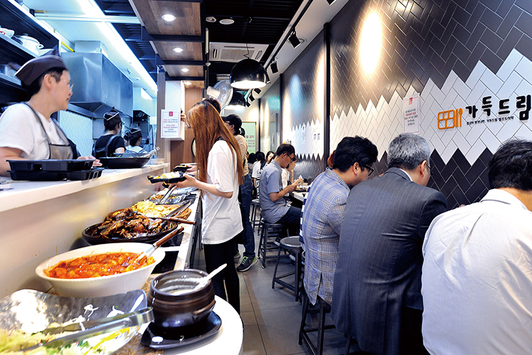 ‘집밥 가득 드림’ 33㎡짜리 가게에 하루 손님 350명