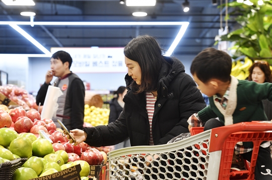 카트 필요 없는 미래형 점포...롯데마트 금천점 가보니