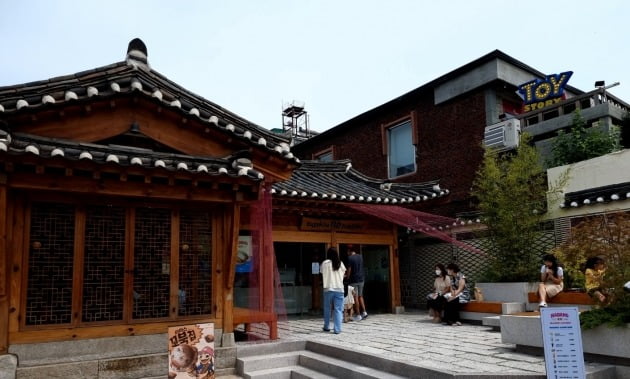 천편일률적인 매장은 NO…‘핫플’ 떠오른 배스킨라빈스