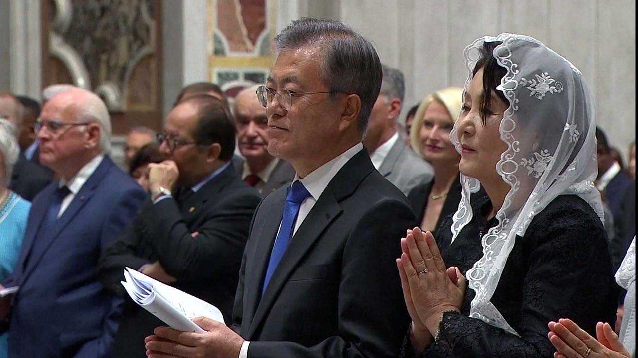 [속보] 문 대통령, 프란치스코 교황과 면담 시작