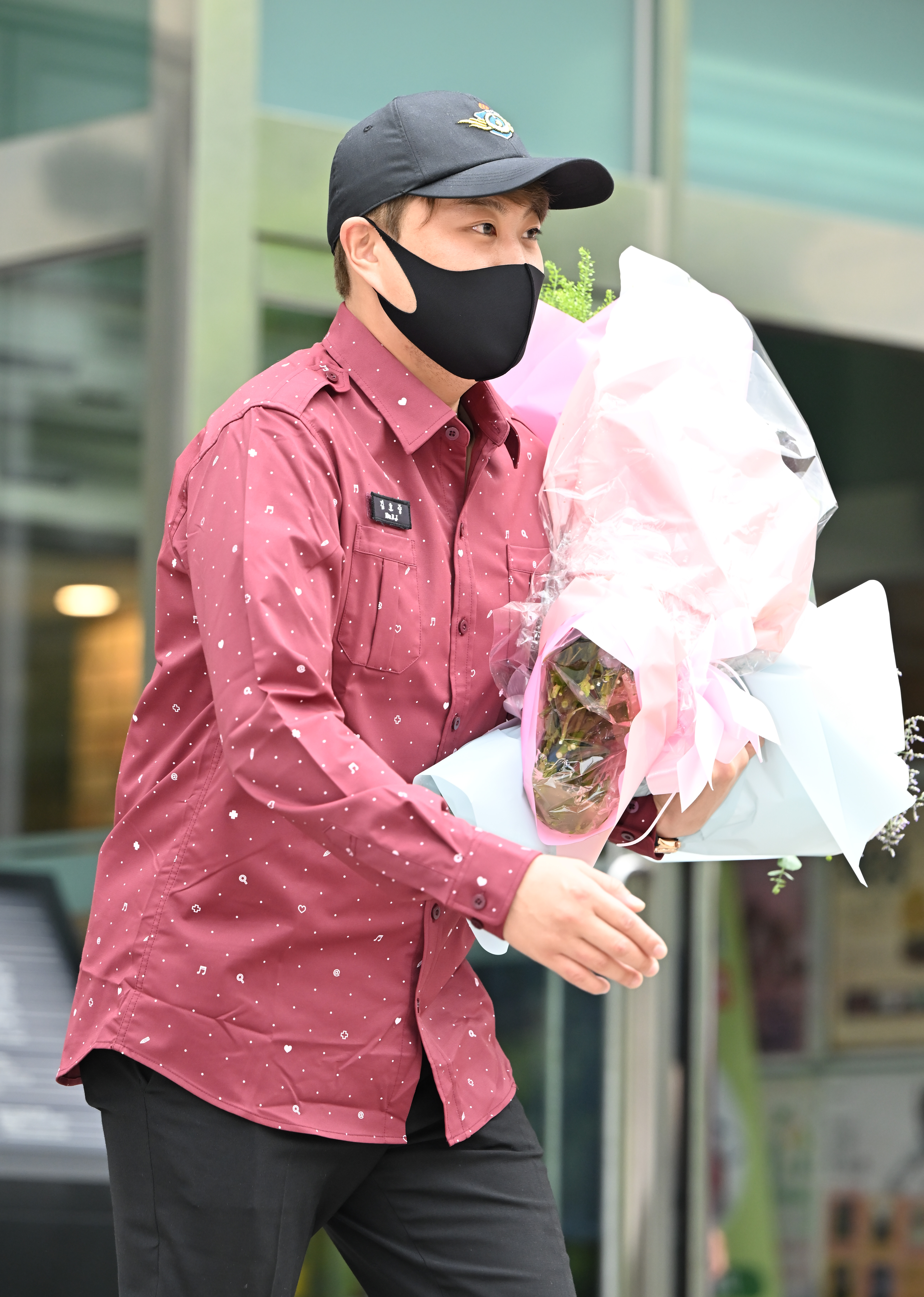 [Y현장] 김호중 소집해제 현장 팬들 운집…더 열심히 하겠다 (종합)