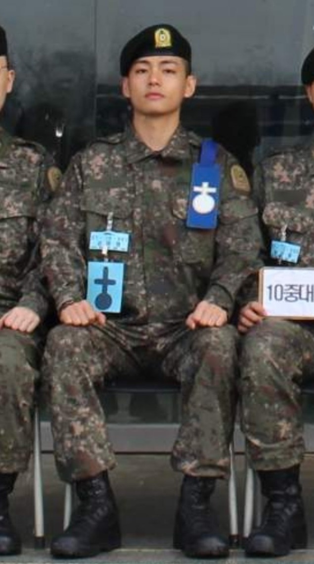 BTS 뷔, 軍 복무 사진 첫 공개…소대장 훈련병 완장 달고 늠름하게