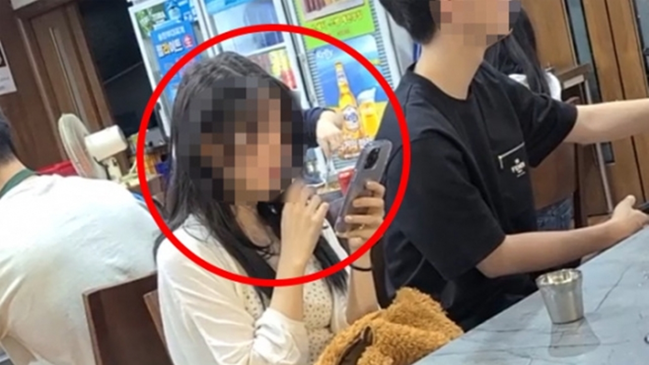 주변 만류도 무시...중국인 여성, 논현동 식당서 전자담배 뻑뻑