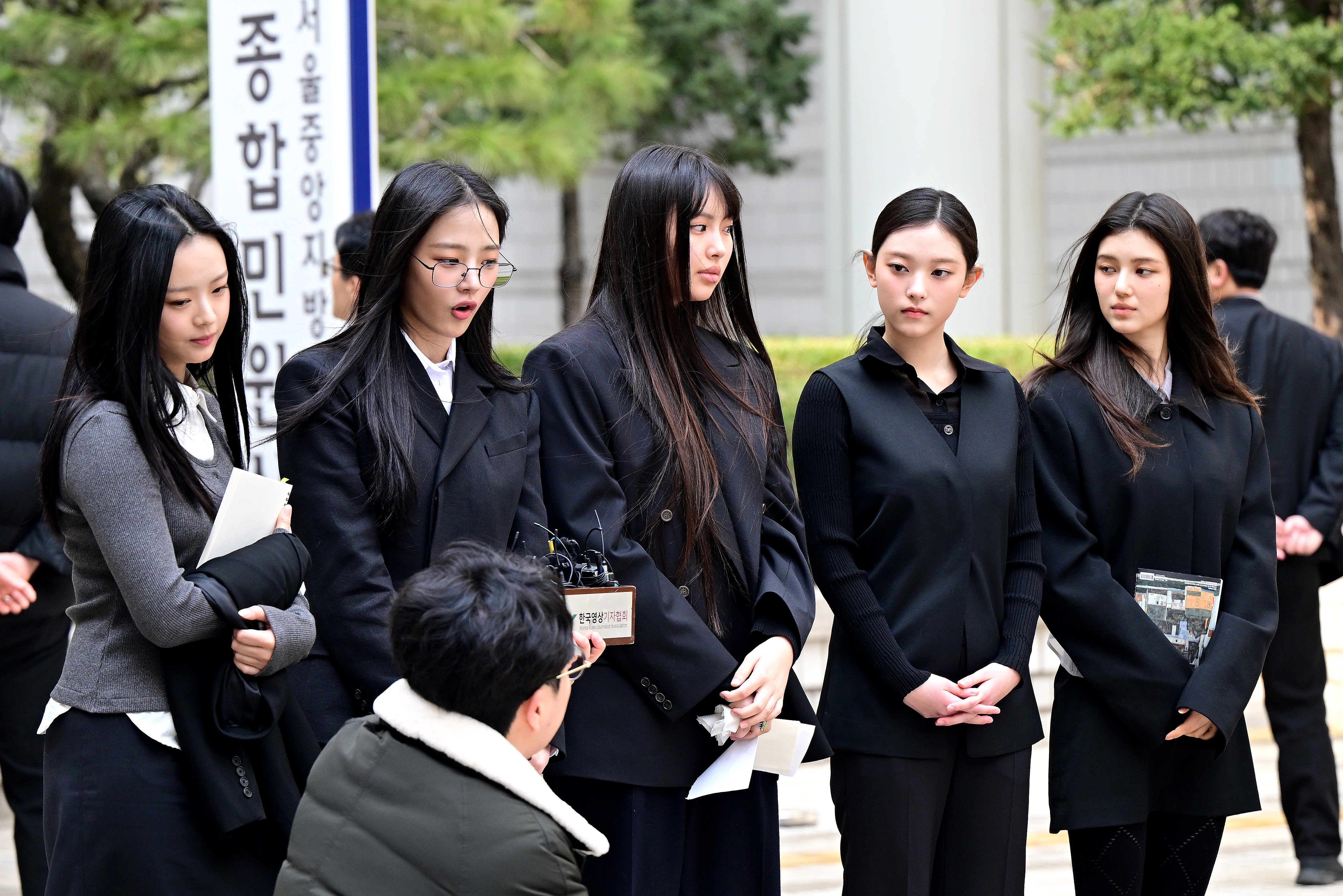 뉴진스 멤버 전원, 법정 출석 