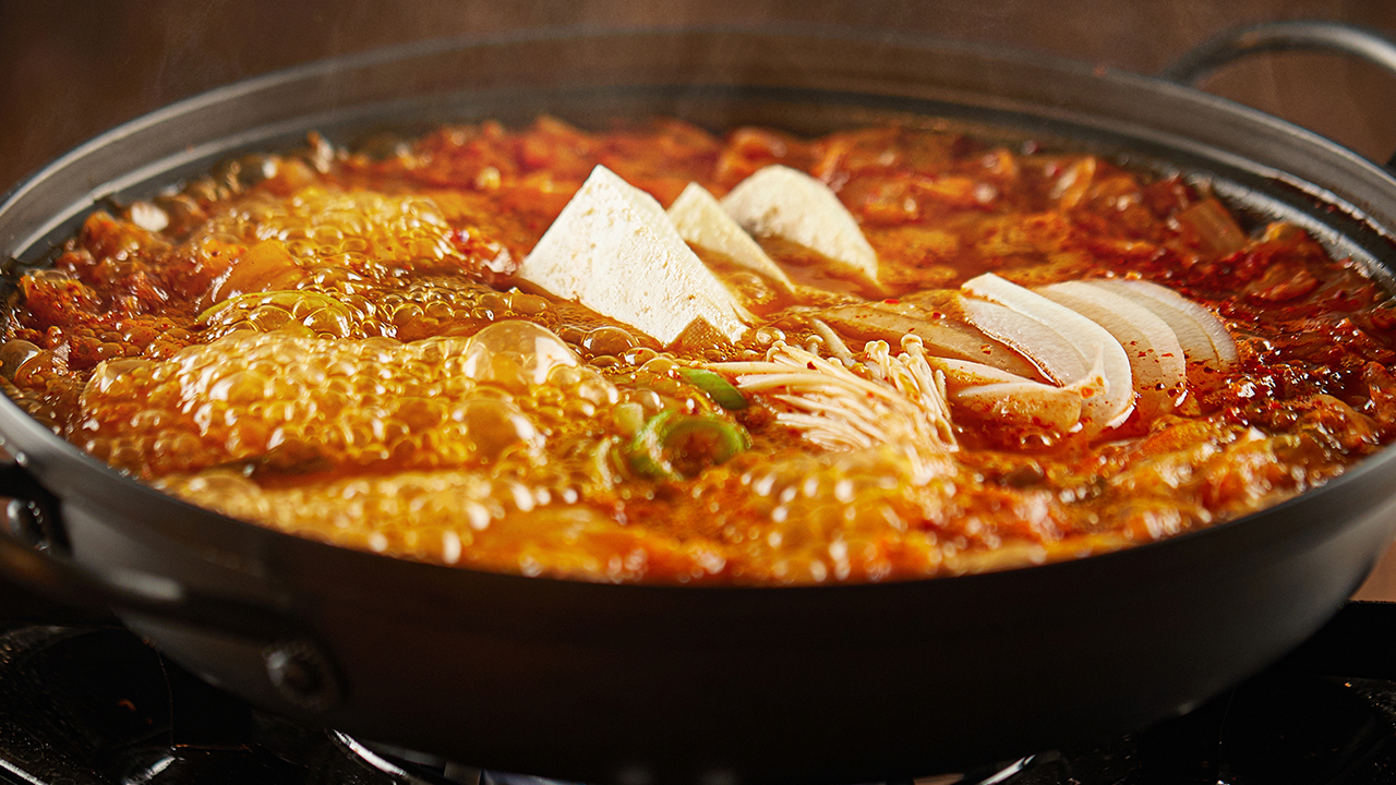 서울 김치찌개 백반 평균 8,500원...냉면·비빔밥도 올라