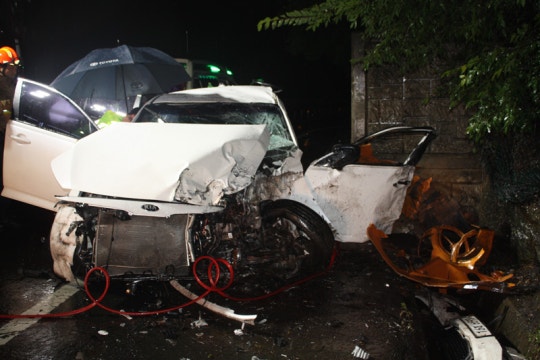 고교생 5명 탄 승용차 옹벽 충돌로 전원 사망 | 인스티즈