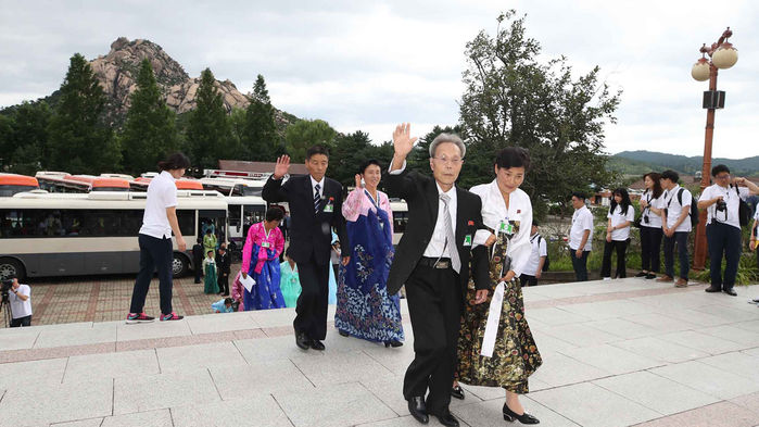 이산가족 개별 상봉 시작…객실서 오붓하게 도시락 식사