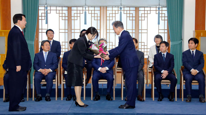 文, 윤석열 임명장 수여…검찰총장 내외와 기념촬영