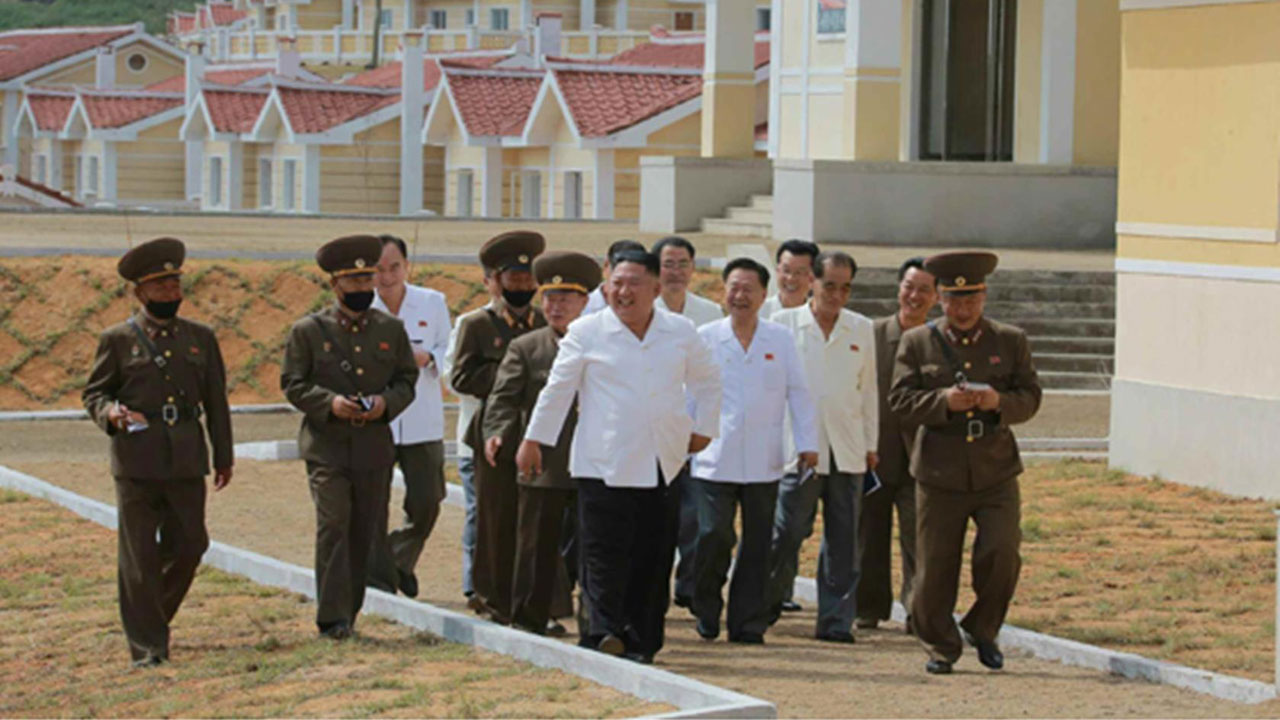 김정은, 수해복구 지역 방문…김정은이 지닌 큰 복