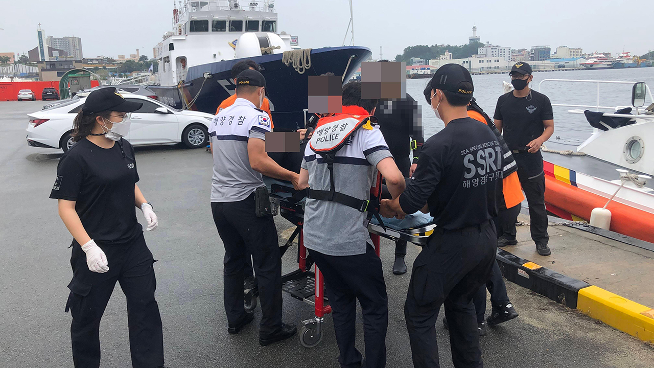 속초해경, 스쿠버다이빙 중 호흡 가빠진 50대 남성 구조
