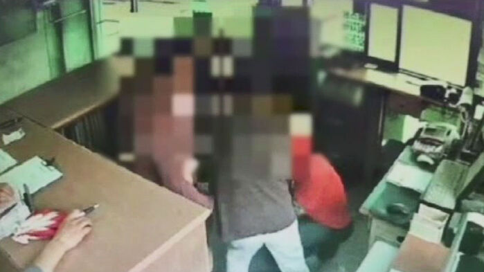 기계 왜 이래…70대 주유소 직원 무릎 꿇리고 폭행한 男