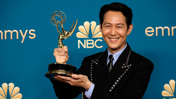 [포토] 새 역사 썼다!…오징어 게임 에미상 남우주연상 · 감독상 수상