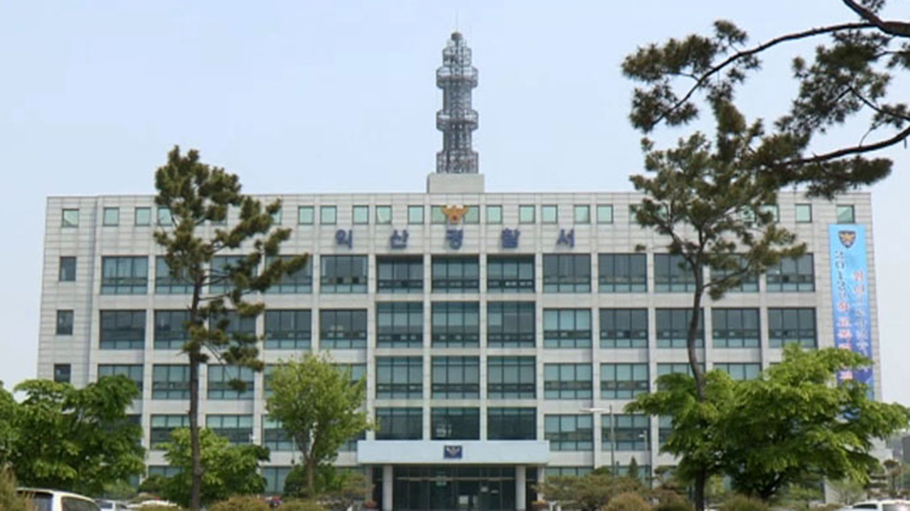 익산서 망치로 유리문 깨고 금은방 턴 10대 검거