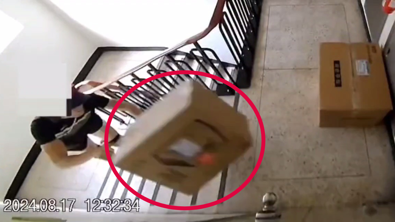 [영상] 배송하던 컴퓨터를 집어던져…CCTV 영상 속 택배기사 보니